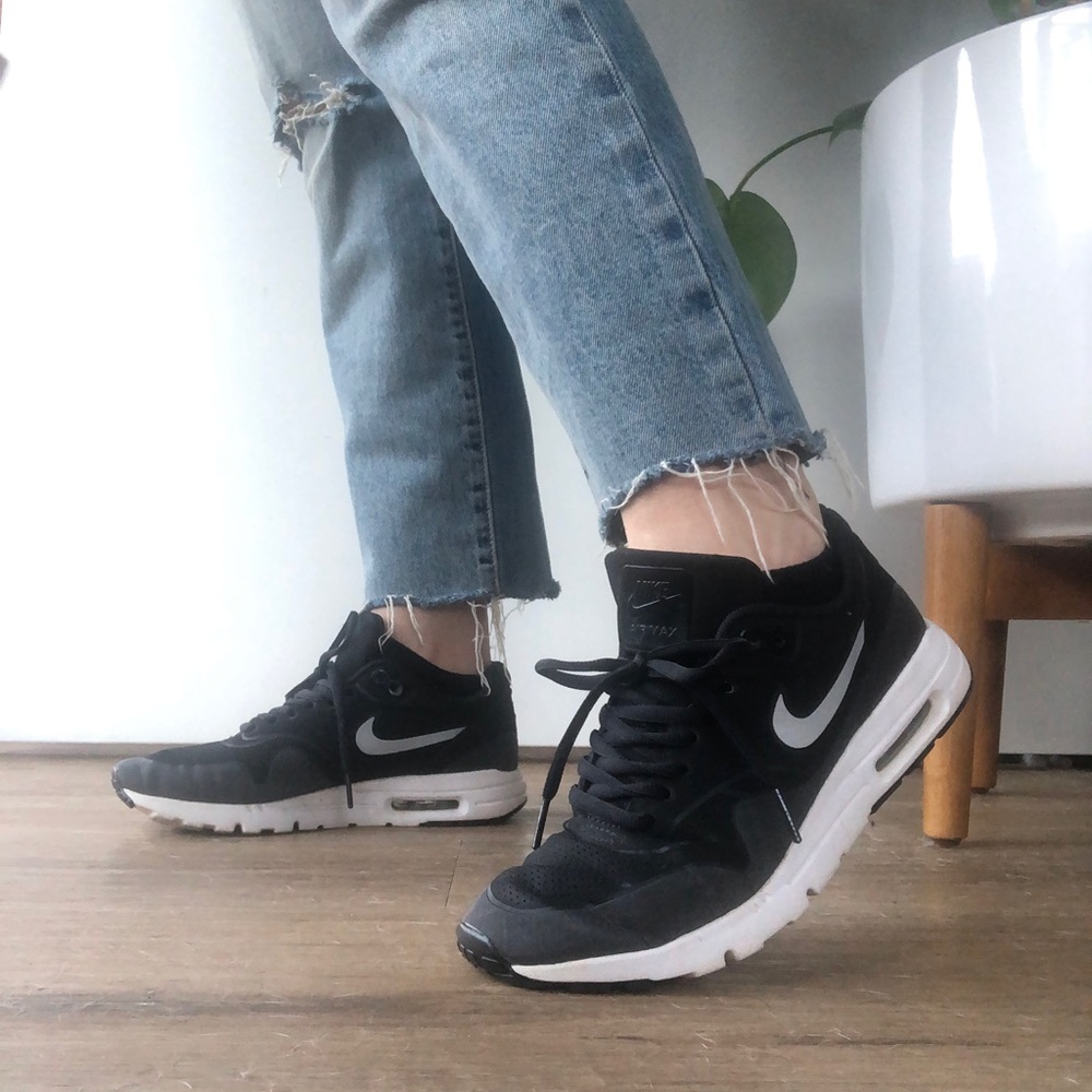 Nike Air Max Theas in Black / Reflective